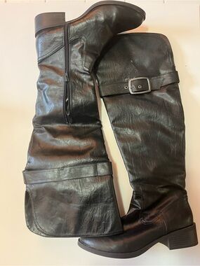 Black Shin-High Leather Boots with Side Zip